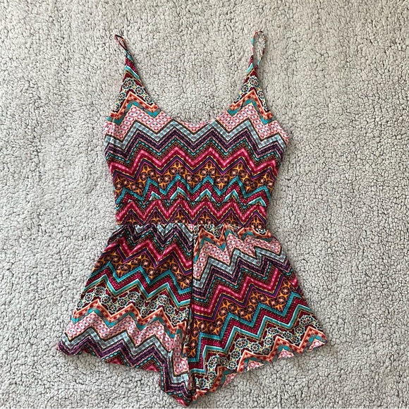 NWOT Lucy Love Boutique printed romper size small. - Picture 6 of 9